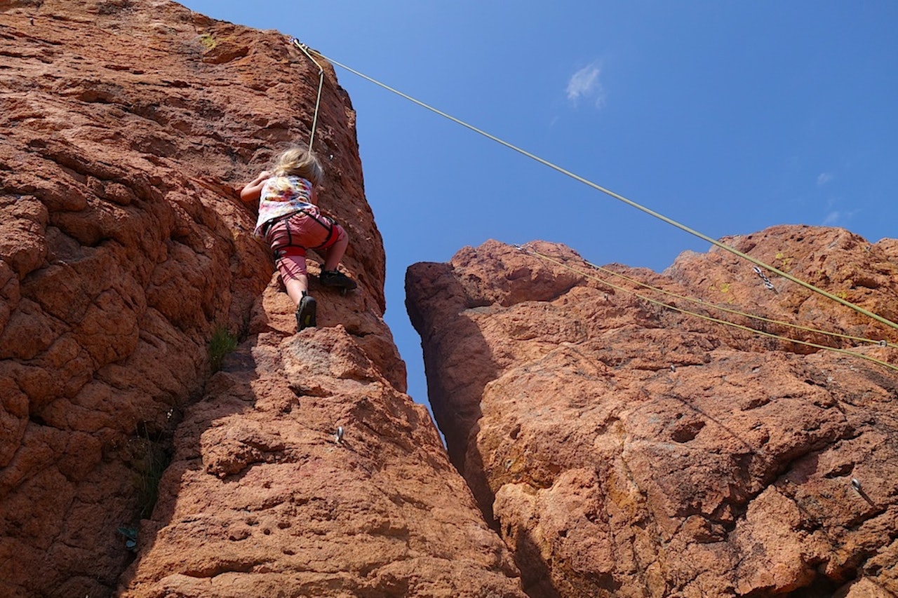 Barn trenger også klatresko. Her på tur i Frankrike. Foto: Erlend Sande Barn trenger også klatresko. Her på tur i Frankrike. Foto: Erlend Sande