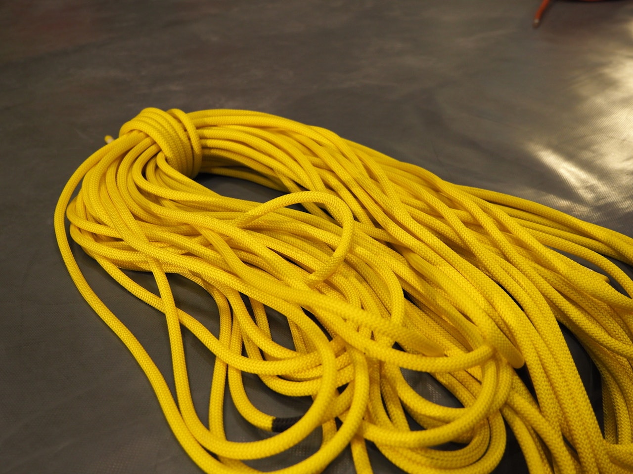 Tendon Ambition CS 9,8 mm er et bra tau for deg som klatrer både led og topptau innendørs. Foto: Lisa Kvålshaugen Bjærum Tendon Ambition CS 9,8 mm