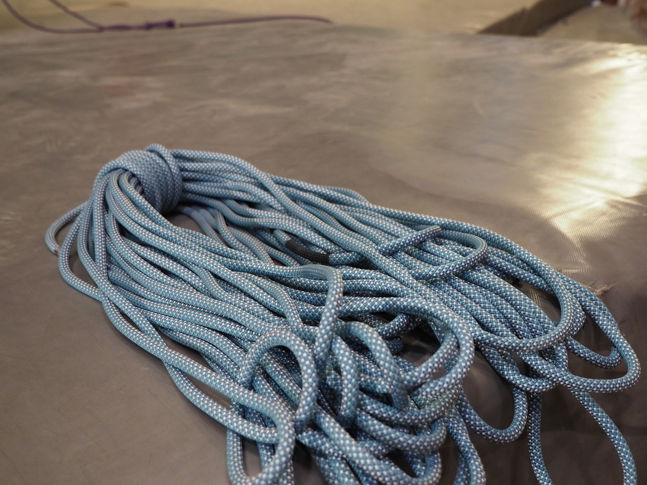 Petzl Mambo 10,1 mm er et mykt og smidig tau som passer bra til topptau og ledklatring. Foto: Lisa Kvålshaugen Bjærum Petzl Mambo 10,1 mm er et mykt og smidig tau som passer bra til topptau og ledklatring. Foto: Lisa Kvålshaugen Bjærum