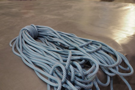 Petzl Mambo 10,1 mm er et mykt og smidig tau som passer bra til topptau og ledklatring. Foto: Lisa Kvålshaugen Bjærum Petzl Mambo 10,1 mm er et mykt og smidig tau som passer bra til topptau og ledklatring. Foto: Lisa Kvålshaugen Bjærum