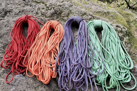 FIRE TYNNE TAU: Vi har testet fire tau fra Tendon, Mammut, Petzl og Edelrid som er mellom 9,0-9,2 mm. Foto: Lisa Kvålshaugen Bjærum Tendon Mammut Petzl Edelrid klatretau