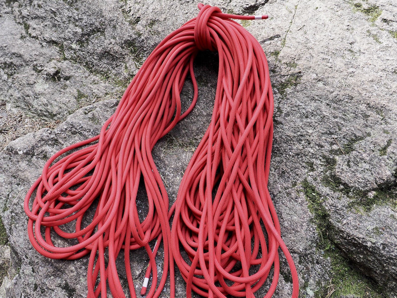 TENDON MASTER PRO: Et solid og smidig uteklatretau for de erfarne klatrerne. Foto: Lisa Kvålshaugen Bjærum TENDON MASTER PRO: Et solid og smidig uteklatretau for de erfarne klatrerne. Foto: Lisa Kvålshaugen Bjærum