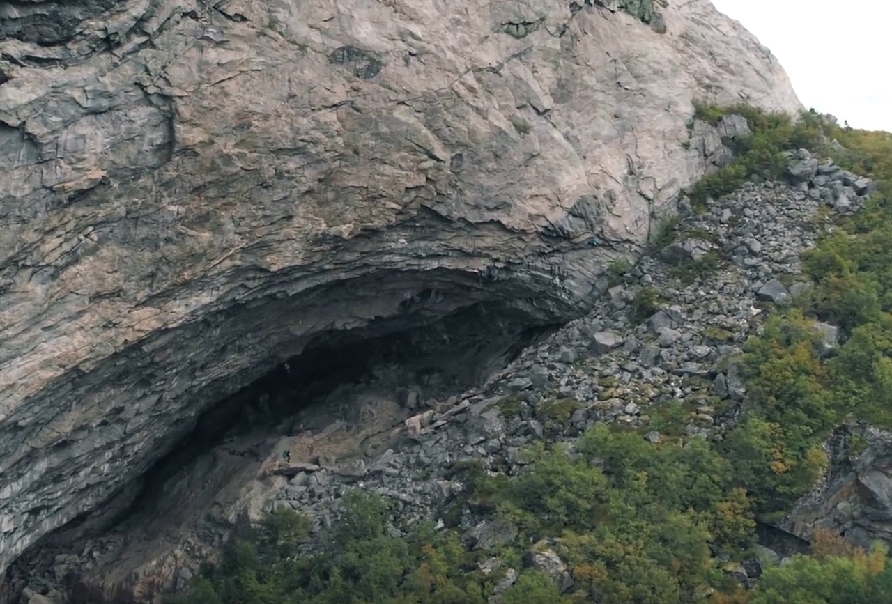 Hanshelleren ved Flatanger, åsstedet for bestigningen av verdens hardeste sportsklatrerute, Silence (9c). Hanshelleren ved Flatanger, åsstedet for bestigningen av verdens hardeste sportsklatrerute, Silence (9c).