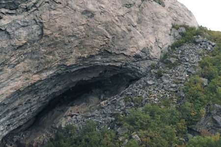 Hanshelleren ved Flatanger, åsstedet for bestigningen av verdens hardeste sportsklatrerute, Silence (9c). Hanshelleren ved Flatanger, åsstedet for bestigningen av verdens hardeste sportsklatrerute, Silence (9c).