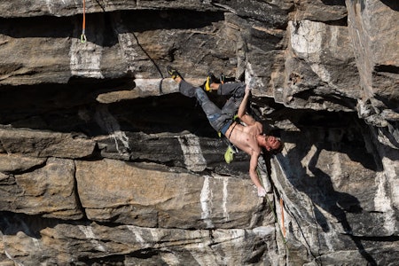 Stefano Ghisolfi andrebestiger Change (9b+) på Hanshelleren i Flatanger. Foto: Henning Wang. HERJING I FLATANGER: Stefano Ghisolfi andrebestiger Change (9b+) på Hanshelleren i Flatanger. Foto: Henning Wang.
