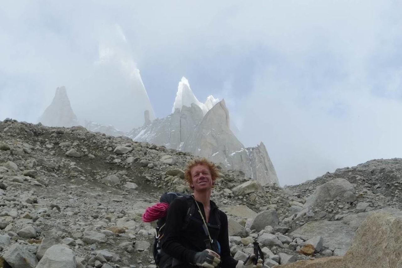 November 2010: På vei inn i det ukjente, med ambisjon om ny rute på Torre Egger (toppen med sol på, til høyre for kolossen Cerro Torre). Været spilte ikke på lag, så det ble aldri mulighet for et reelt forsøk. Sesongen etter reiste Robert til Antarktis, mens Bjørn-Eivind forsøkte igjen med Ole Ivar Lied og fikk gått linja (venstre profilen). Foto: Bjørn-Eivind Årtun