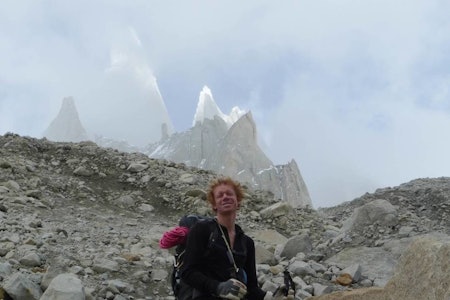November 2010: På vei inn i det ukjente, med ambisjon om ny rute på Torre Egger (toppen med sol på, til høyre for kolossen Cerro Torre). Været spilte ikke på lag, så det ble aldri mulighet for et reelt forsøk. Sesongen etter reiste Robert til Antarktis, mens Bjørn-Eivind forsøkte igjen med Ole Ivar Lied og fikk gått linja (venstre profilen). Foto: Bjørn-Eivind Årtun November 2010: På vei inn i det ukjente, med ambisjon om ny rute på Torre Egger (toppen med sol på, til høyre for kolossen Cerro Torre). Været spilte ikke på lag, så det ble aldri mulighet for et reelt forsøk. Sesongen etter reiste Robert til Antarktis, mens Bjørn-Eivind forsøkte igjen med Ole Ivar Lied og fikk gått linja (venstre profilen). Foto: Bjørn-Eivind Årtun