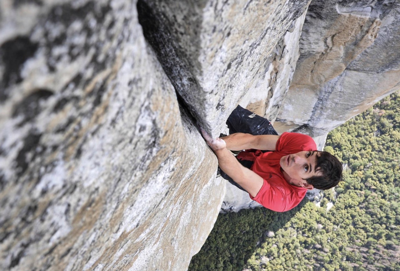Alex Honnold frisoloerer El Capitan via ruta Freerider (8/8+). Skjermdump fra filmen Free Solo Alex Honnold frisoloerer El Capitan via ruta Freerider (8/8+). Skjermdump fra filmen Free Solo