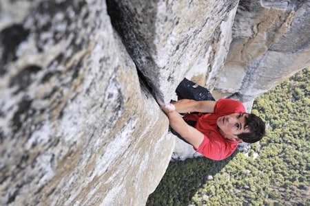 Alex Honnold frisoloerer El Capitan via ruta Freerider (8/8+). Skjermdump fra filmen Free Solo Alex Honnold frisoloerer El Capitan via ruta Freerider (8/8+). Skjermdump fra filmen Free Solo