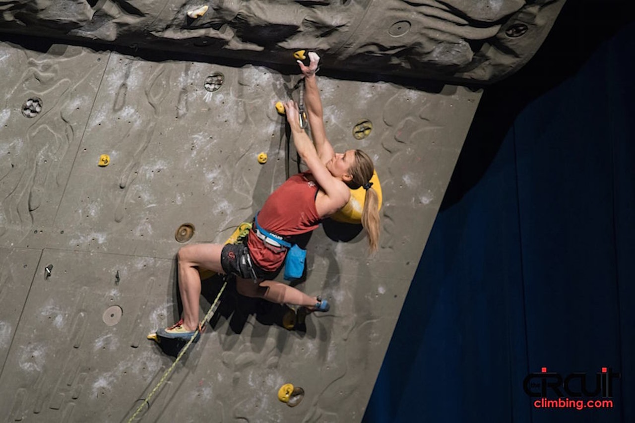 Hannah Midtbø i semifinale. Foto: Eddie Fowke ved The Circuit Climbing