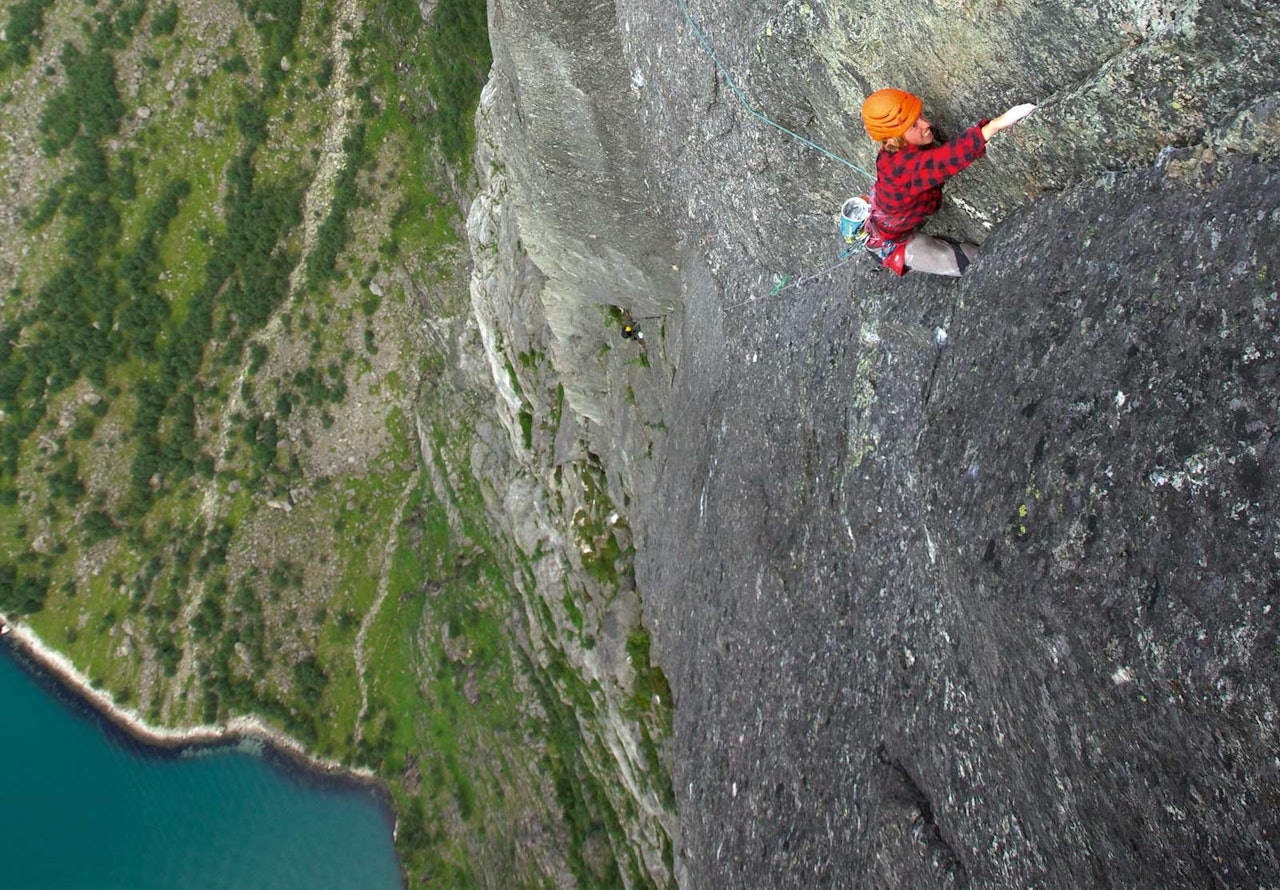 SNART FORBI: Endelig i land etter en veldig psykende travers og elendige sikringer på taulengde 7 (8+). Foto: Henning Wang SNART FORBI: Endelig i land etter en veldig psykende travers og elendige sikringer på taulengde 7 (8+). Foto: Henning Wang