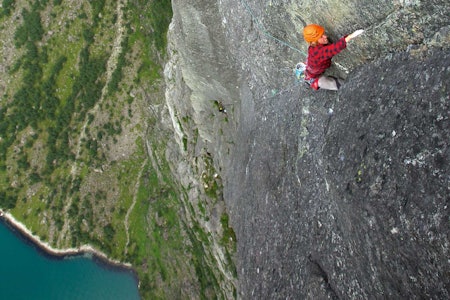 SNART FORBI: Endelig i land etter en veldig psykende travers og elendige sikringer på  taulengde 7 (8+). Foto: Henning Wang