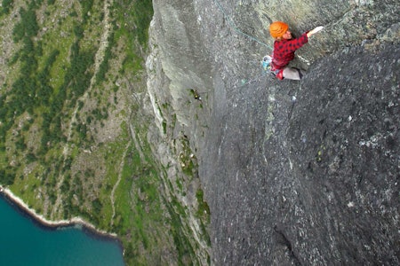 SNART FORBI: Endelig i land etter en veldig psykende travers og elendige sikringer på taulengde 7 (8+). Foto: Henning Wang SNART FORBI: Endelig i land etter en veldig psykende travers og elendige sikringer på taulengde 7 (8+). Foto: Henning Wang