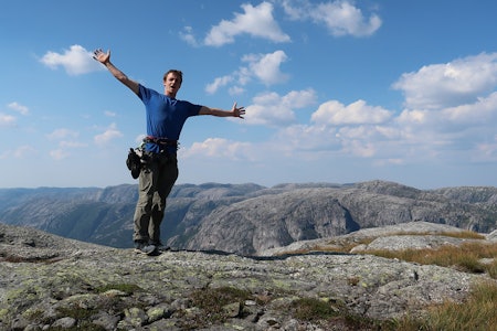 PÅ TOPPEN: Pete Whittaker på toppen av Kjerag etter å ha frisoloert den 800 meter høye veggen som førstemann noensinne. Foto: Privat Pete Whittaker Klatring Kjerag