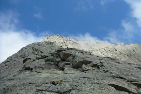 STETIND: Dag Hagen leder første taulengde på Sydpilaren, opp fra Kongelosjen. Foto: Elise Thoresen Sletten STETIND: Dag Hagen leder første taulengde på Sydpilaren, opp fra Kongelosjen. Foto: Elise Thoresen Sletten