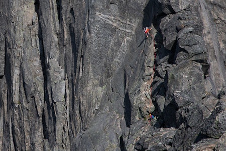 FINGERTAK-JUBILEUM: På 110-årsdagen for førstebestigningen av Stetinden ble det fraktet et norsk flagg opp De ti forbitrede fingertak - men flagget ble bært opp i anledning et bryllup på toppen, og ikke jubileet. Foto: Tore Meirik FINGERTAK-JUBILEUM: På 110-årsdagen for førstebestigningen av Stetinden ble det fraktet et norsk flagg opp De ti forbitrede fingertak - men flagget ble bært opp i anledning et bryllup på toppen, og ikke jubileet. Foto: Tore Meirik