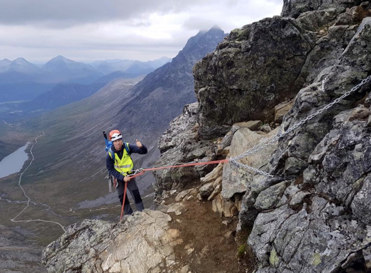 Den andre rappellen på den nye rappellruta på Romsddalshorn. Den andre rappellen på den nye rappellruta på Romsddalshorn.