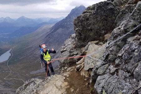 Den andre rappellen på den nye rappellruta på Romsddalshorn.  Den andre rappellen på den nye rappellruta på Romsddalshorn.