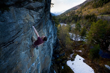 NEDE I DALEN: Axel Kudinoff flasher “Bjøro Hålands Memorial Pitch” (8-) på Slettafossen i Romsdal. Foto: Kyrre Buxrud Klippeklatring Romsdal