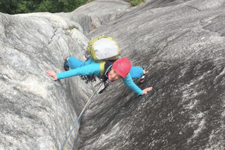 Klassiker: Karoline Lund Hagen på andre taulengde på Ingrid Espelid (5+, 3 tl) på Hornaksla i Romsdalen. Foto: Dag Hagen