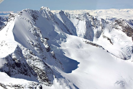 Gjertvasstind frå nordaust. / Toppturar i Sogn. Gjertvasstind frå nordaust. / Toppturar i Sogn.