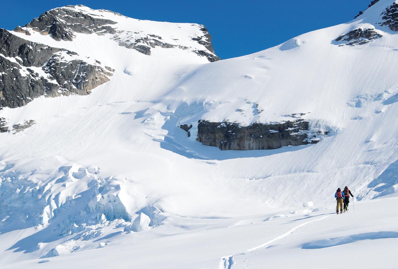 På veg opp Styggedalsbreen.  Her har breen smelta mykje ned seinare år. Foto: Erlend Sande. / Toppturar i Sogn.