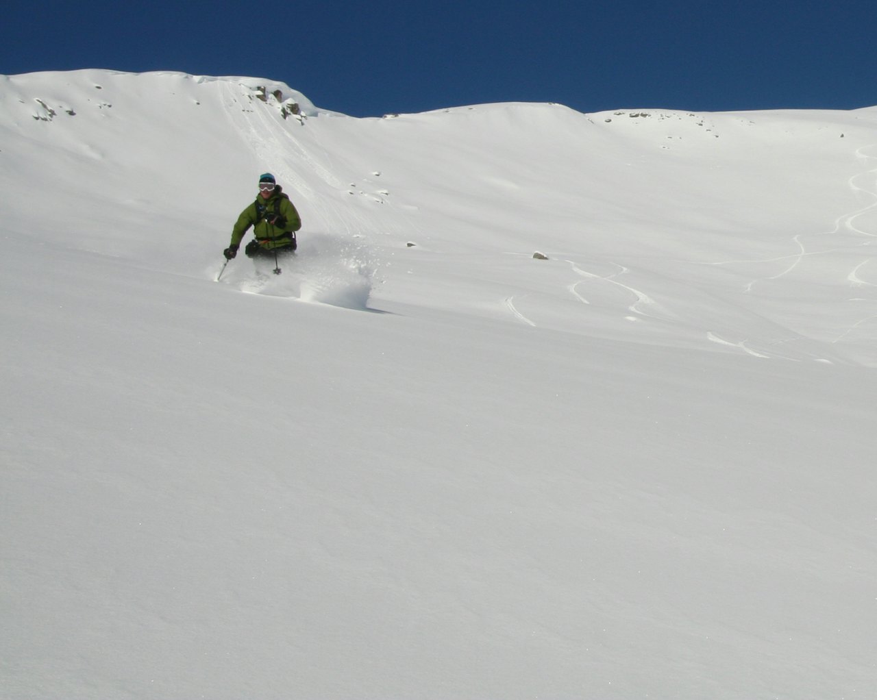 REKORDOKTOBER: Kirketaket 13. oktober hadde beste snøen i 2009! Nils Nielsen og mange flere forstod hva nordvesten bragte med seg og utnyttet første finværsdag. Foto: Halvor Hagen