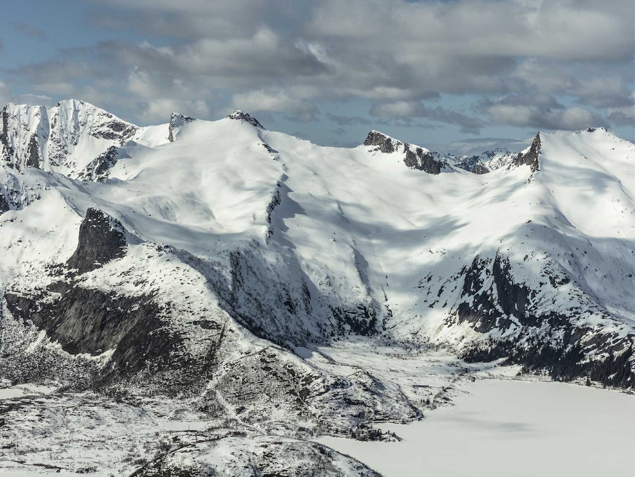 Småtindan og Varden sett fra øst. Foto: Espen Mortensen. / Trygge toppturer. Småtindan og Varden sett fra øst. Foto: Espen Mortensen. / Trygge toppturer.