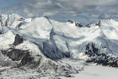Småtindan og Varden sett fra øst. Foto: Espen Mortensen. / Trygge toppturer. Småtindan og Varden sett fra øst. Foto: Espen Mortensen. / Trygge toppturer.
