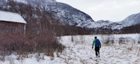 Kjetil passerer en fraflyttet gård omtrent halvveis på returen i Skjørafjorden. Kjetil passerer en fraflyttet gård omtrent halvveis på returen i Skjørafjorden.