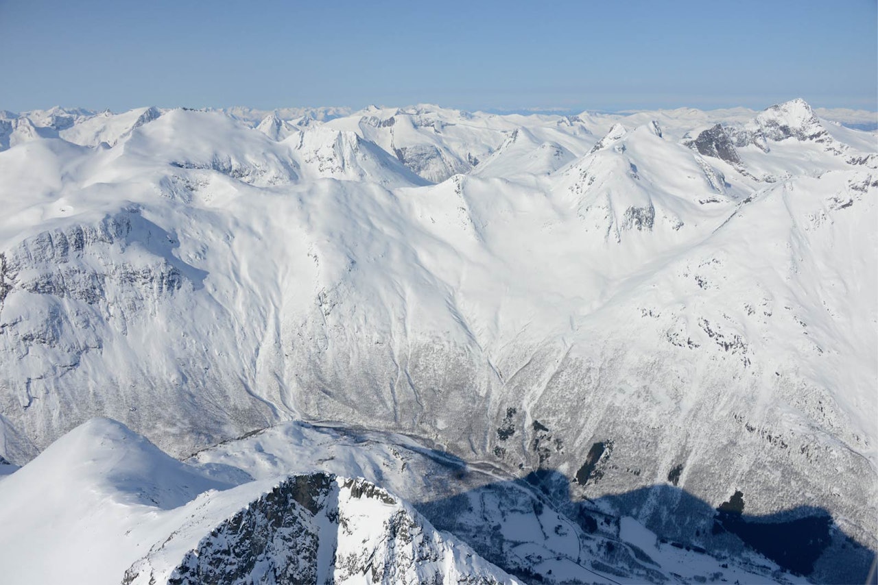 Fløtatinden sett fra øst. Det bratteste partiet er helt på toppen, så det er et godt alternativ å snu på Saufjellet. Foto: Ludvig Killingberg. / Trygge toppturer. Fløtatinden sett fra øst. Det bratteste partiet er helt på toppen, så det er et godt alternativ å snu på Saufjellet. Foto: Ludvig Killingberg. / Trygge toppturer.