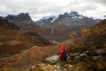 VAKRE OMGIVELSER: Innerdalen er en av Norges vakreste fjelldaler. Her ses Innerdalstårnet til venstre, med Såtbakkollen bak, Store Trolla i skyene i midten, så Skarfjell og Vinnumassivet med Møre og Romsdals største isbre til høyre. Foto: Tore Meirik Innerdalen fjellklatring klatring