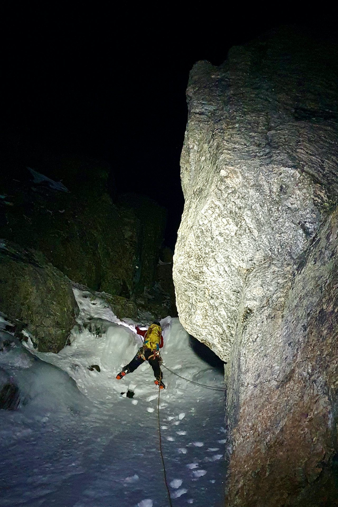 Alpin klatring etter mørkets frembrudd