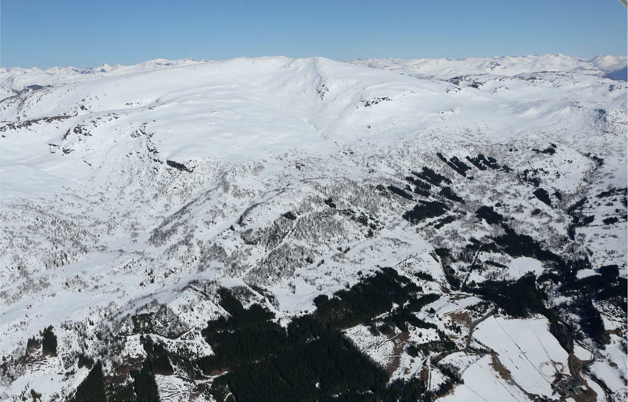 Gulkoppen sett fra sør. Starten på skiheisen nede til høyre. Foto: Håvard Myklebust. / Trygge toppturer. Gulkoppen sett fra sør. Starten på skiheisen nede til høyre. Foto: Håvard Myklebust. / Trygge toppturer.