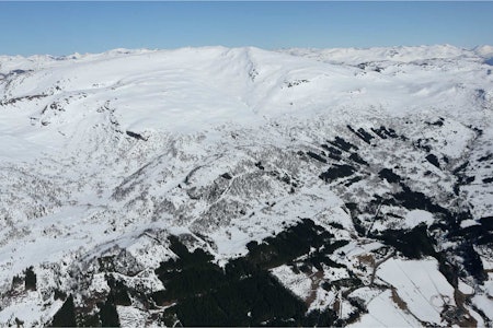 Gulkoppen sett fra sør. Starten på skiheisen nede til høyre. Foto: Håvard Myklebust. / Trygge toppturer. Gulkoppen sett fra sør. Starten på skiheisen nede til høyre. Foto: Håvard Myklebust. / Trygge toppturer.