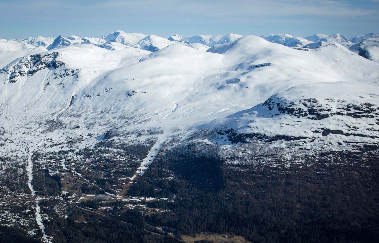 Natakupa sett fra sør. Ruta er tegnet fra bunnen av alpinanlegget. Foto: Håvard Myklebust. / Trygge toppturer.