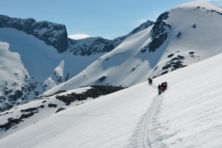 På vei til Omnatind får du god panoramautsikt til fjellene. Foto: Sandra Lappegard rosendalsalpene topptur