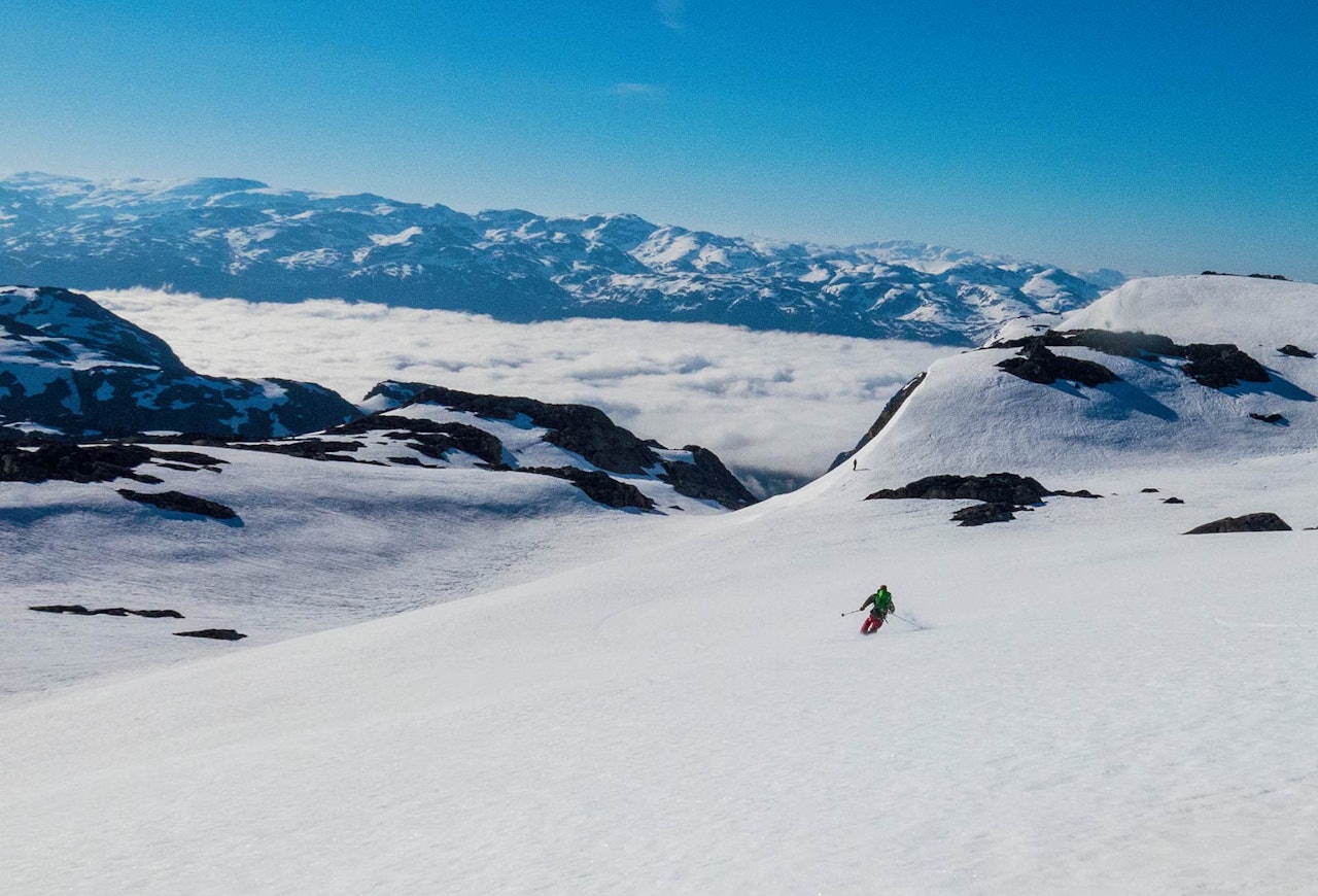 Vidar Mong er på vei ned mot Vetrhusrenna på Blådalshorga. Foto: Ida Sollie