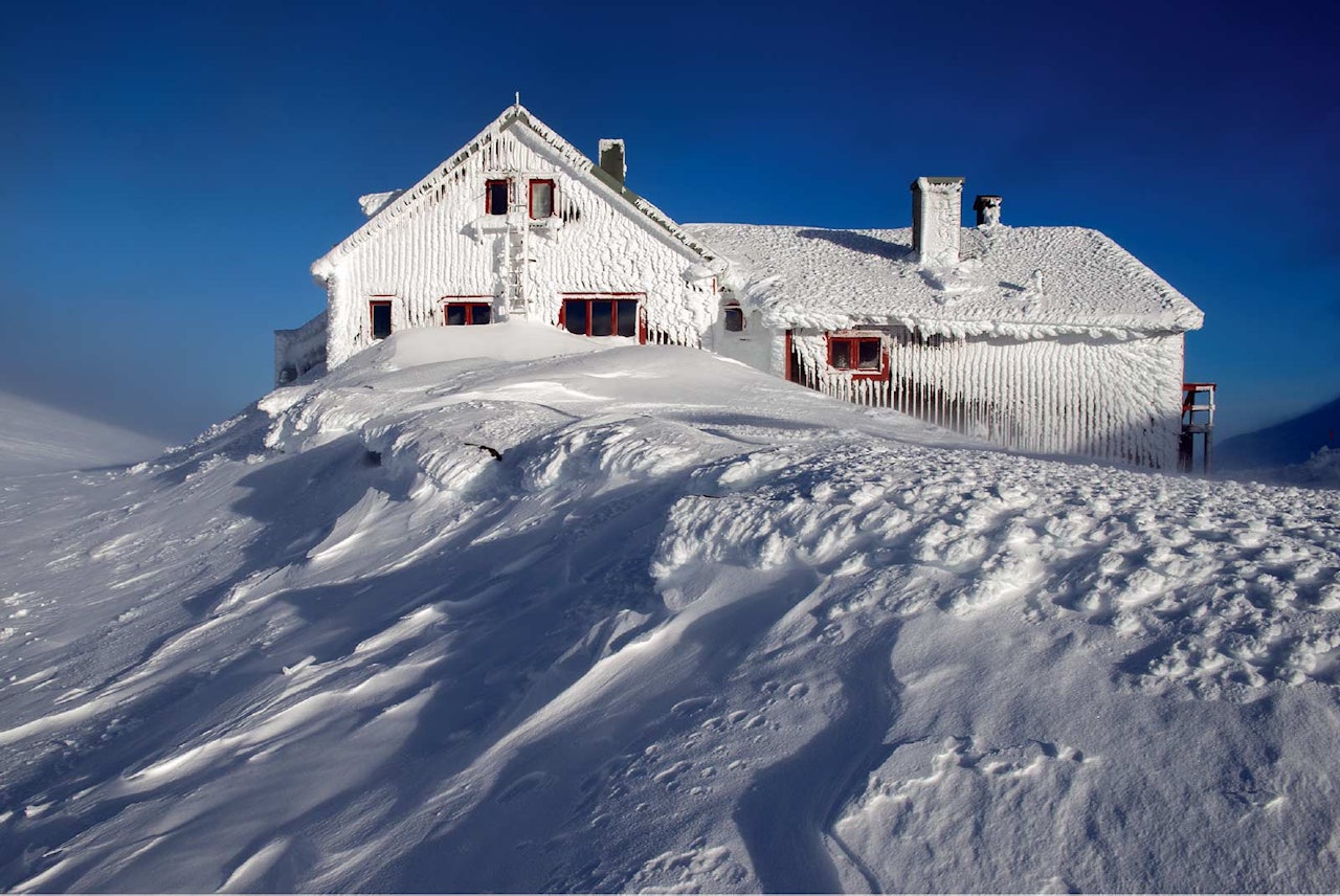 Låktatjåkkahytta ligger på et høydedrag og kan være skikkelig utsatt for vær og vind. Foto: Lars Thulin / Toppturer rundt Narvik.