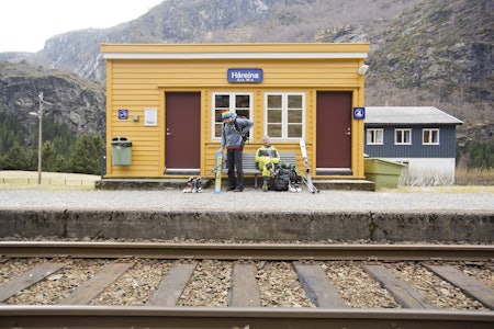 PÅ TOKT: Rikard Andreasson og Per Jonsson mens de venter på neste tog under sitt fire-dagers skitogtokt på Vestlandet. Foto: Fredric Schenholm. vestlandet tog topptur