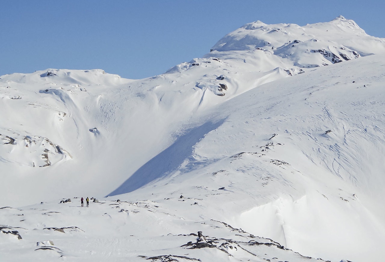 Snønuten, med sine store og brede flanker, frister! Dette blir fort tradisjonsturen. Mostølhytta åpner for helgetreff for kompiser. Foto: Lars storheim