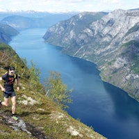Aurlandsfjorden bak og Lars Erik Skjervheim foran. Begge to i Norges- og verdenstoppen. 
