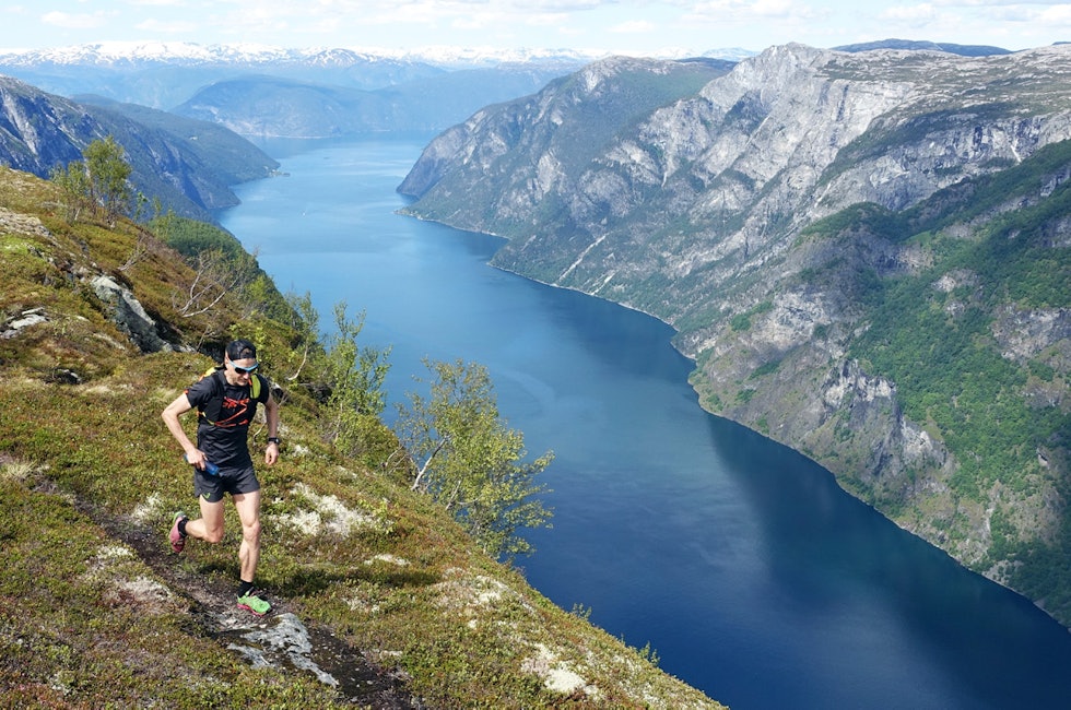 Aurlandsfjorden bak og Lars Erik Skjervheim foran. Begge to i Norges- og verdenstoppen. 
