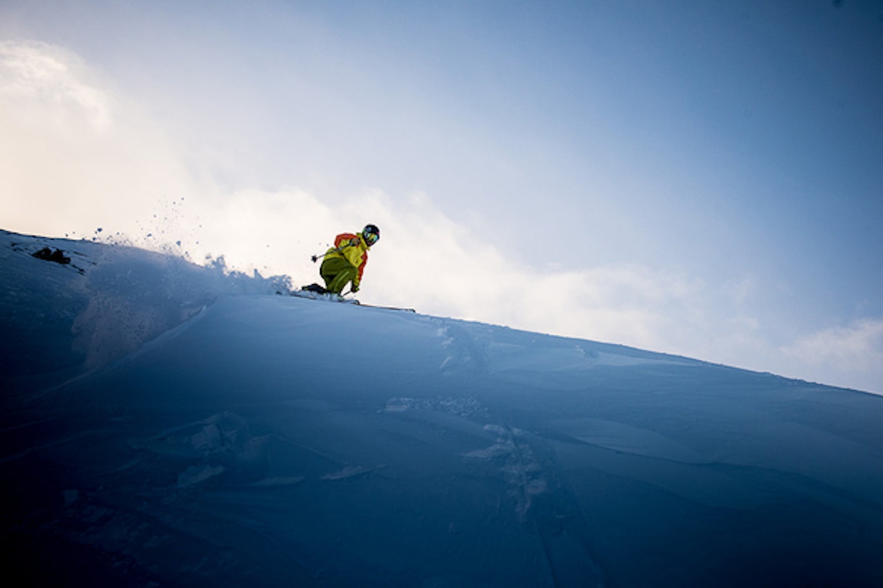 FRI HÆLEN: Kjernen i telemarksvingen er den frie hælen. Men fram til nylig har det vært vanskelig å få tak i bindinger som helt frigjør hælen på turen oppover. På bildet er Sigurd Løvfall under testen i Hemsedal. Foto: Vegard Breie FRI HÆLEN: Kjernen i telemarksvingen er den frie hælen. Men fram til nylig har det vært vanskelig å få tak i bindinger som helt frigjør hælen på turen oppover. På bildet er Sigurd Løvfall under testen i Hemsedal. Foto: Vegard Breie