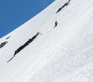 HERLIG SKITERRENG: Hans Petter Hval koser seg på perfekt sommersnø i det bratte toppartiet på landets tøffets, heisbaserte sommer-skitur. Foto: Tore Meirik Hans Petter Hval sommerski Galdhøpiggen