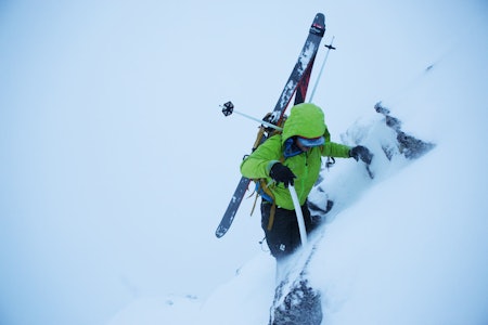 ISØKSTERRENG: Isøkstester Toralf Furseth er styremedlem i Norsk Tindeklub og en ivrig tinderangler. Her er han på vei opp østryggen på Hesten i Innerdalen med hjelp fra Blue Ice Hummingbird. Skikjører med isøks