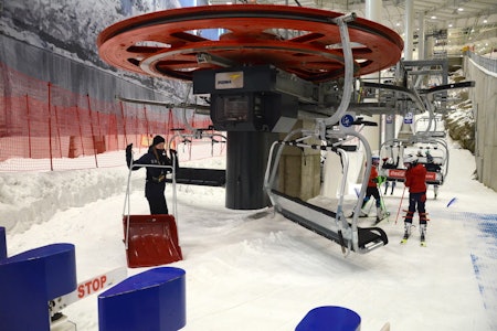 NY OPPLEVELSE: Det er ganske absurd å gå fra sommer ute og inn i en skihall med minusgrader. Men slik ser det ut ved påstigningen på stolheisen på Snø i Lørenskog en junidag. Foto: Erlend Sande Snø lørenskog innendørs skianlegg