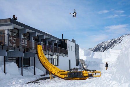 FRA TAKET: Marcus Kleveland gjorde en backside rodeo fra taket på Stryn. Foto: Frode Sandbech / Red Bull Content Pool Marcus Kleveland Stryn