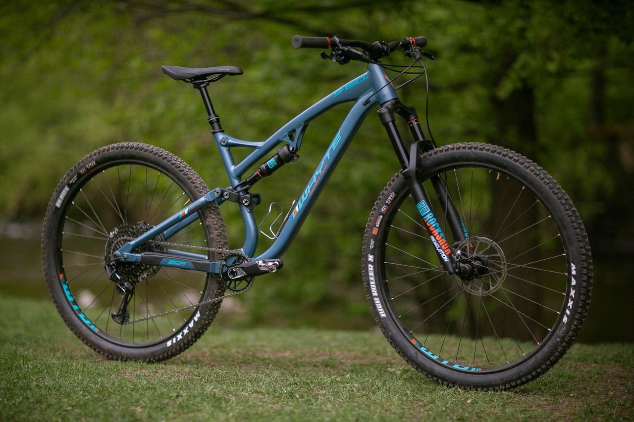 MODERNE: Britiske Whyte går i bresjen for ekstra slak styrevinkel og lange rammer. Begge deler gir superkrefter i grove utforkjøringer. MODERNE: Britiske Whyte går i bresjen for ekstra slak styrevinkel og lange rammer. Begge deler gir superkrefter i grove utforkjøringer.