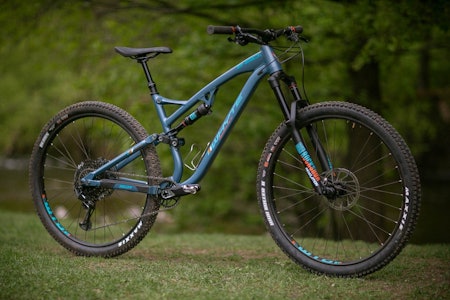 MODERNE: Britiske Whyte går i bresjen for ekstra slak styrevinkel og lange rammer. Begge deler gir superkrefter i grove utforkjøringer. MODERNE: Britiske Whyte går i bresjen for ekstra slak styrevinkel og lange rammer. Begge deler gir superkrefter i grove utforkjøringer.